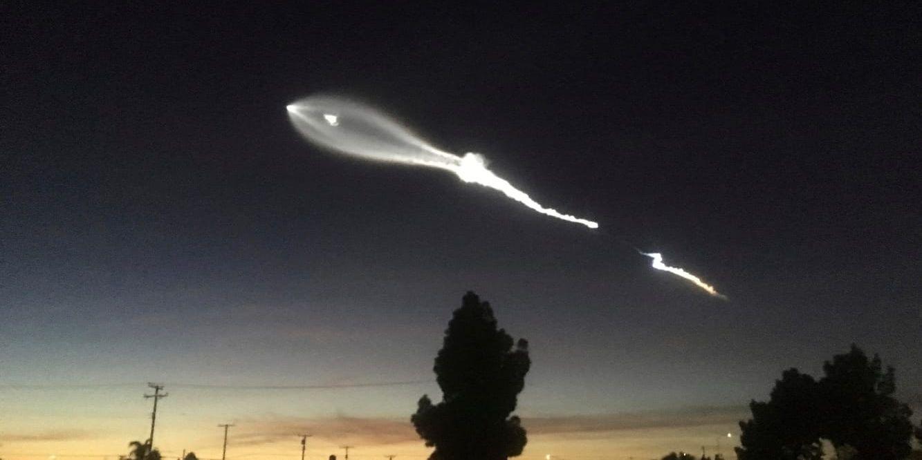 Spåren efter fredagens raket från Space X syns över Kaliforniens kvällshimmel.