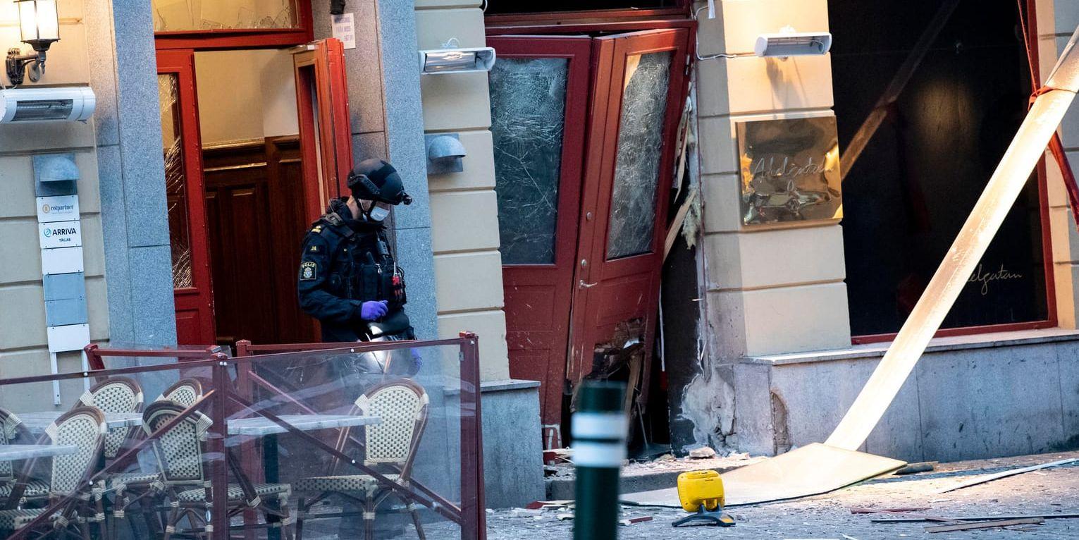 Bombtekniker undersöker skadorna efter en explosion utanför en nattklubb på Adelgatan i centrala Malmö tidigt på tisdagsmorgonen.