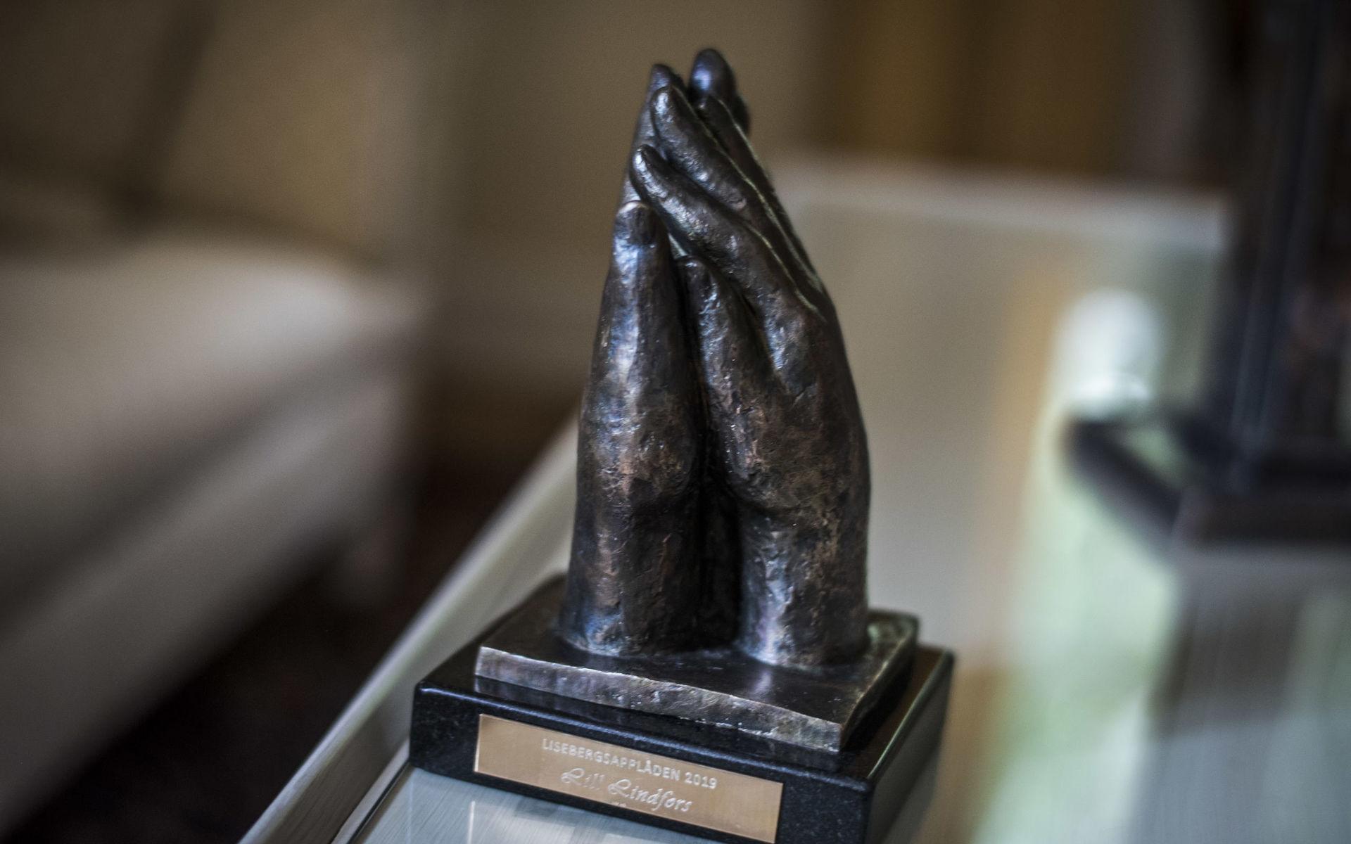 Själva utmärkelsen är en helgjuten bronsskulptur av två klappande händer som skapades av Astri Bergman Taube 1978.