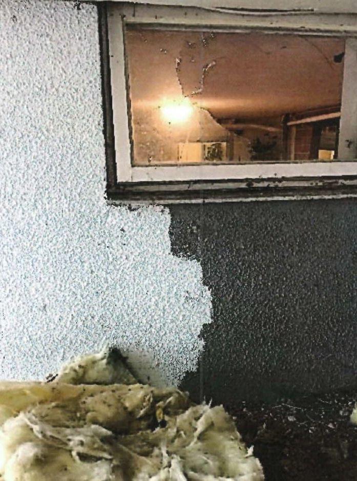 Polisen tror att 40-åringen tagit sig in i bostaden genom att krossa ett källarfönster under en altan. Foto: Polisen