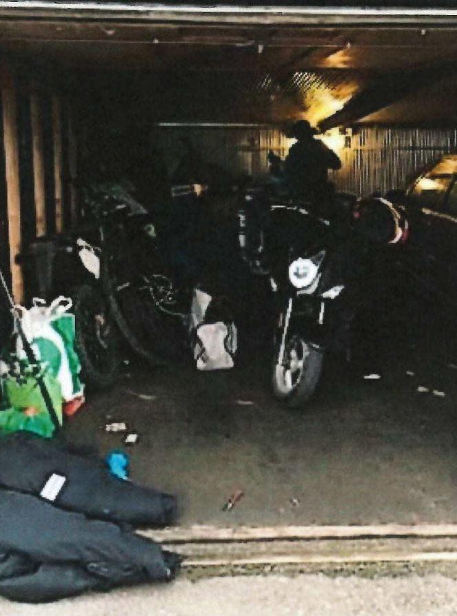 I ett garage i Vårgårda grep polisen den 40-åring som ingick i den så kallade mopedligan och som åter igen misstänks för inbrott. Foto: Polisen
