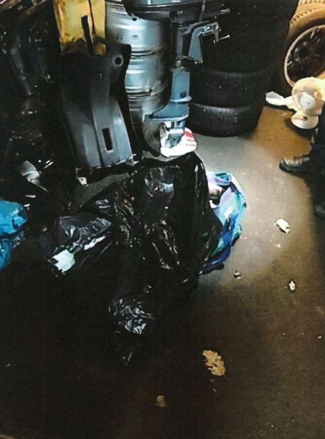 En husrannsakan gjordes i garaget och polisen hittade föremål som några timmar tidigare stulits från en bostad i Brastad. Foto: Polisen