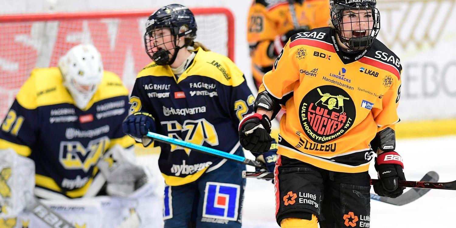 Luleås Ronja Savolainen jublar över semifinalsegern över HV71. Luleå jagar andra raka SM-guldet, men slutspelet har kostat pengar och nu chockhöjer klubben biljettpriserna till första finalen. Arkivbild.