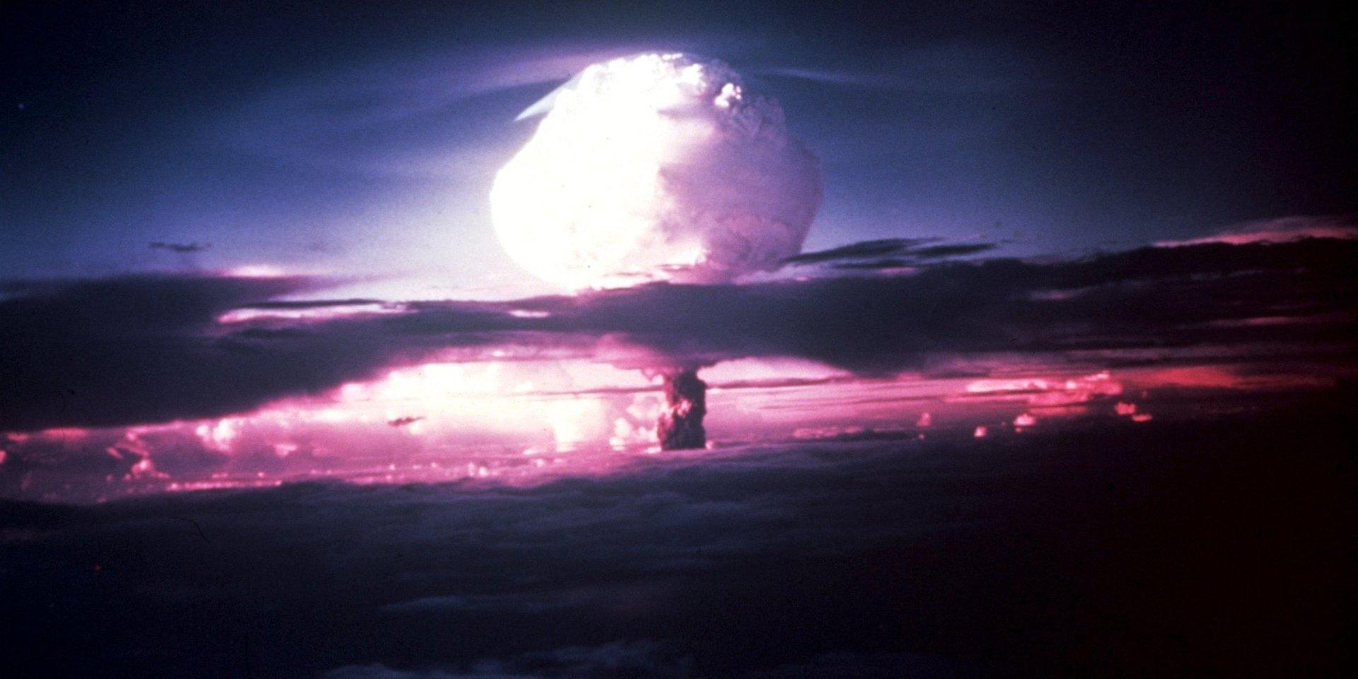 Ivy Mike, amerikansk provsprängning av världens första vätebomb 1 november 1952 (31 oktober 1952 GMT) på Enewetak-atollen i Stilla havet. Den fjärde största provsprängningen i USA:s historia. 
