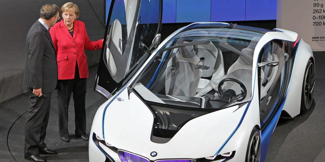 Tyska förbundskanslern Angela Merkel inspekterar en BMW-bil tillsammans med företagets vd Norbert Reithofer.