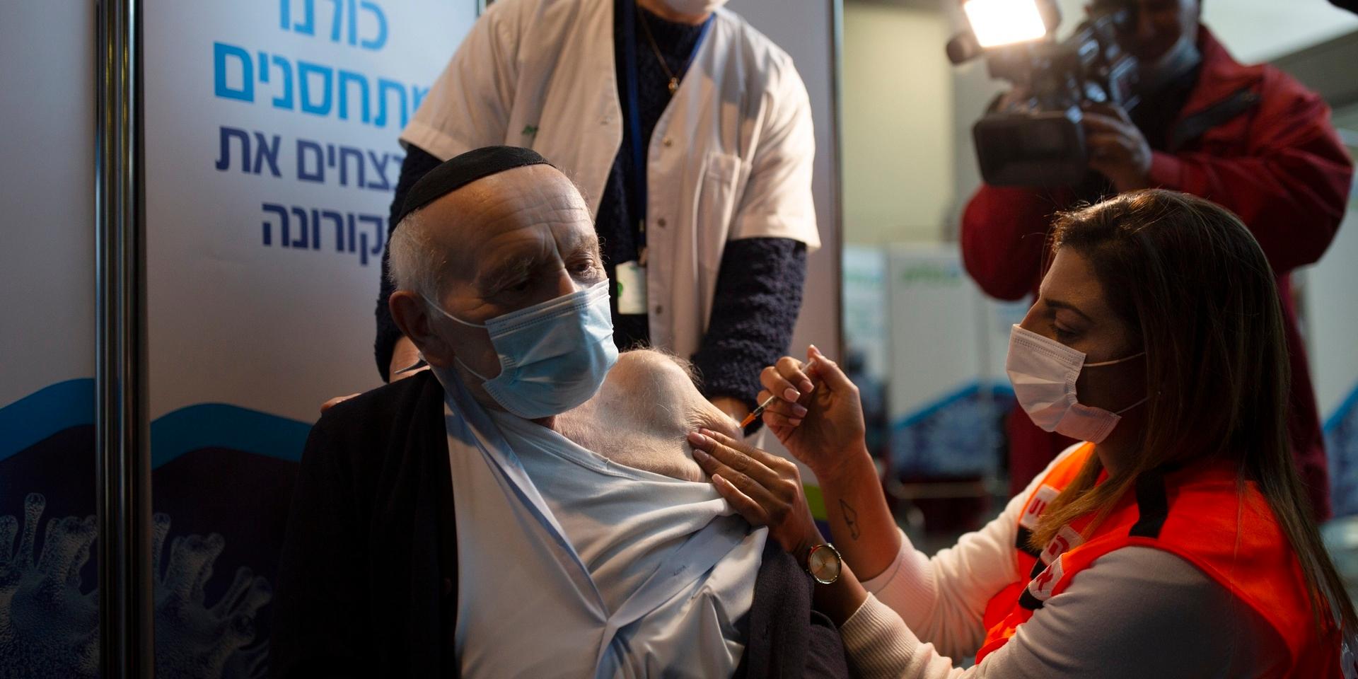 Joseph Zalman Kleinman, överlevare från Förintelsen, är en av de israeler som vaccinerades mot covid-19 i januari. Nu erbjuder Israel en tredje dos till personer över 60 år som fick den andra dosen för minst fem månader sedan. Arkivbild