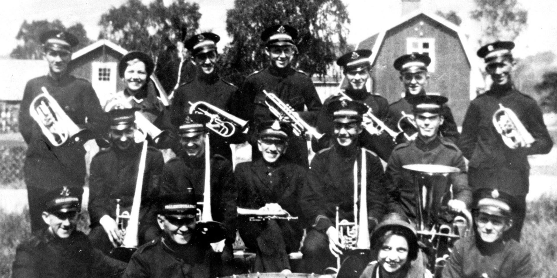 Det var bättre förr. Frälsningsarméns musikkår Halmstad på 1930-talet, med glädjens instrument: althorn, trumpeter, ventilbasuner med mera. 