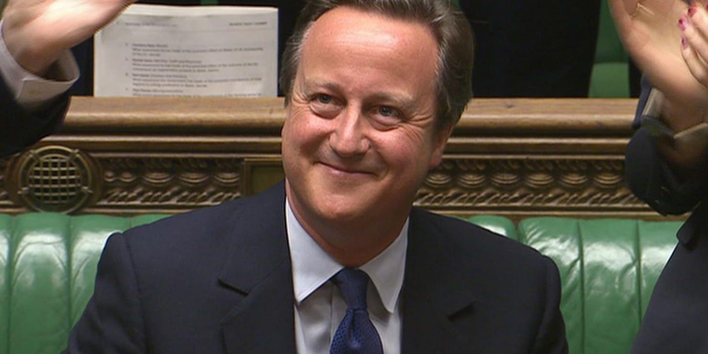 Avgående premiärministern David Cameron tar emot applåder efter sin sista frågestund i parlamentet.