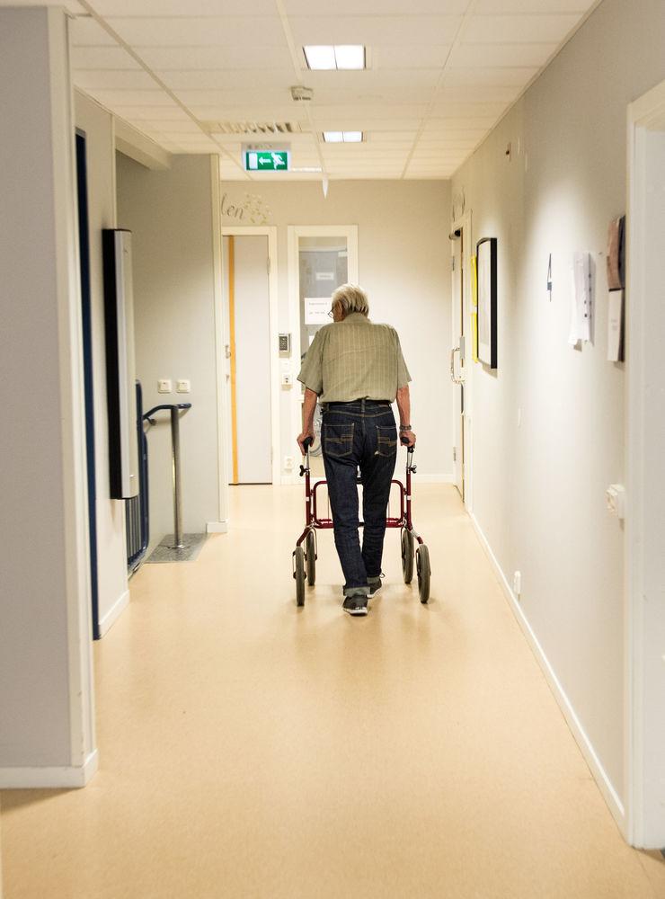 Ensamma. De äldre dör ofta ensamma på sjukhus, äldreboenden och vårdhem.

