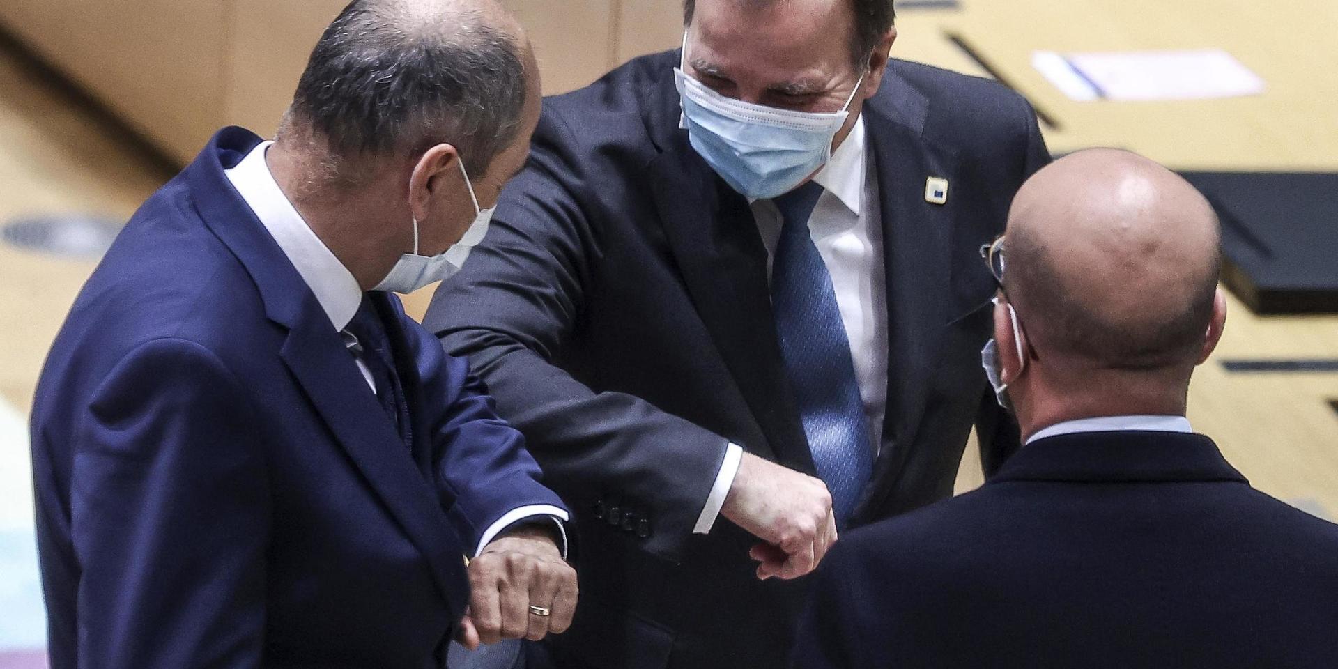Sloveniens premiärminister Janez Jansa (till vänster) hälsar på statsminister Stefan Löfven och EU:s rådsordförande Charles Michel under ett toppmöte i Bryssel i oktober 2020. Arkivfoto.