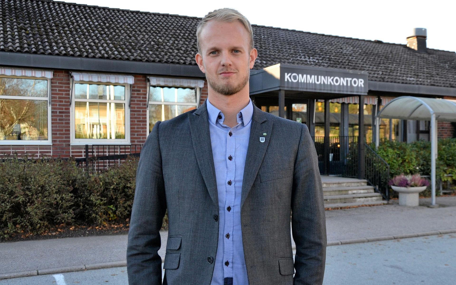 Kommunstyrelsens ordförande Tobias Bernhardsson (C) vill se över lokalsituationen för alla skolverksamheter innan några fler investeringar görs på Höjdenskolan.
