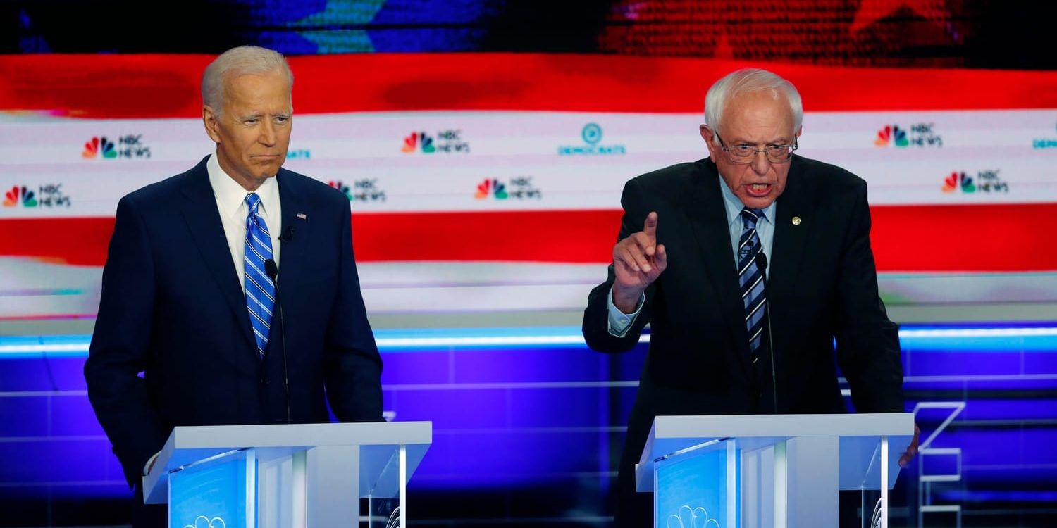 Demokratiska presidentkandidaterna Joe Biden och Bernie Sanders under debatten i Miami.