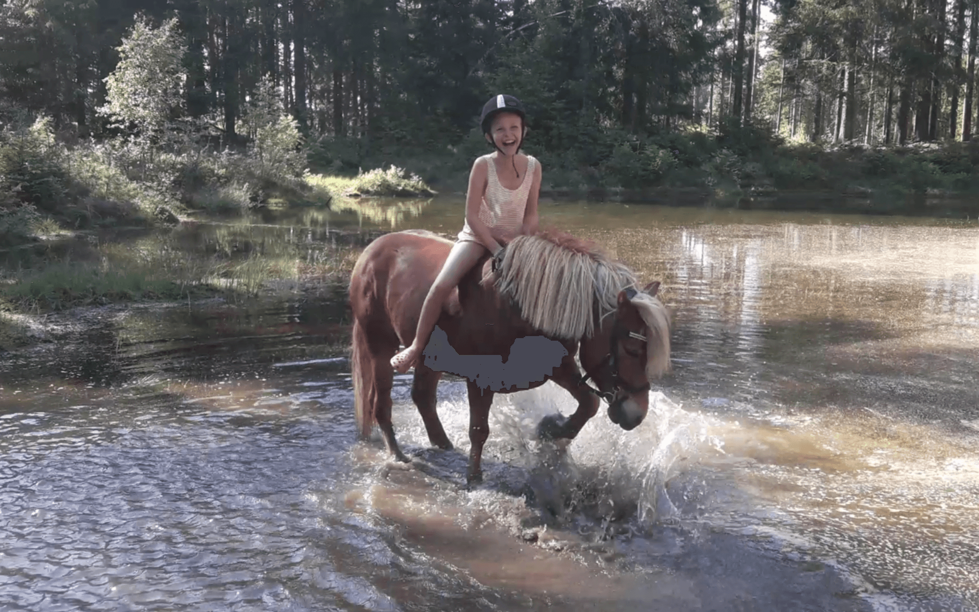 Min dotter Amanda och hennes (flod)häst Frugo som älskar att bada. Synd att man inte kan bifoga ljud till en bild för skrattet som som medföljer deras plaskande är oslagbart.
