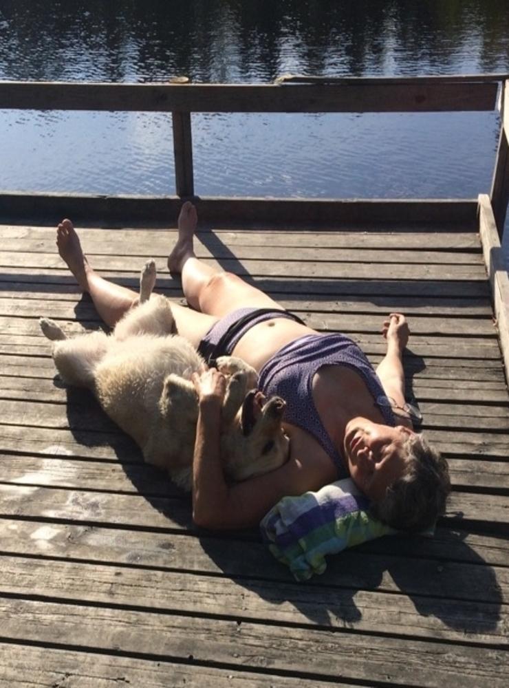 Alice, labrador, vill vara nära och soltorkar ihop med extramatte Anki efter årets första gemensamma bad den 25 maj. 