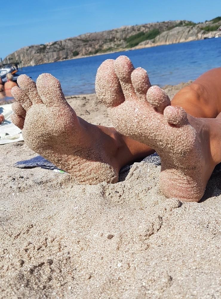 Det finns inget som är mer somrigt än sandiga fötter, sol och bad?