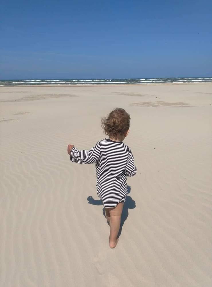 Bilden föreställer min son som glatt upptäcker Nordjyllands fantastiska stränder.