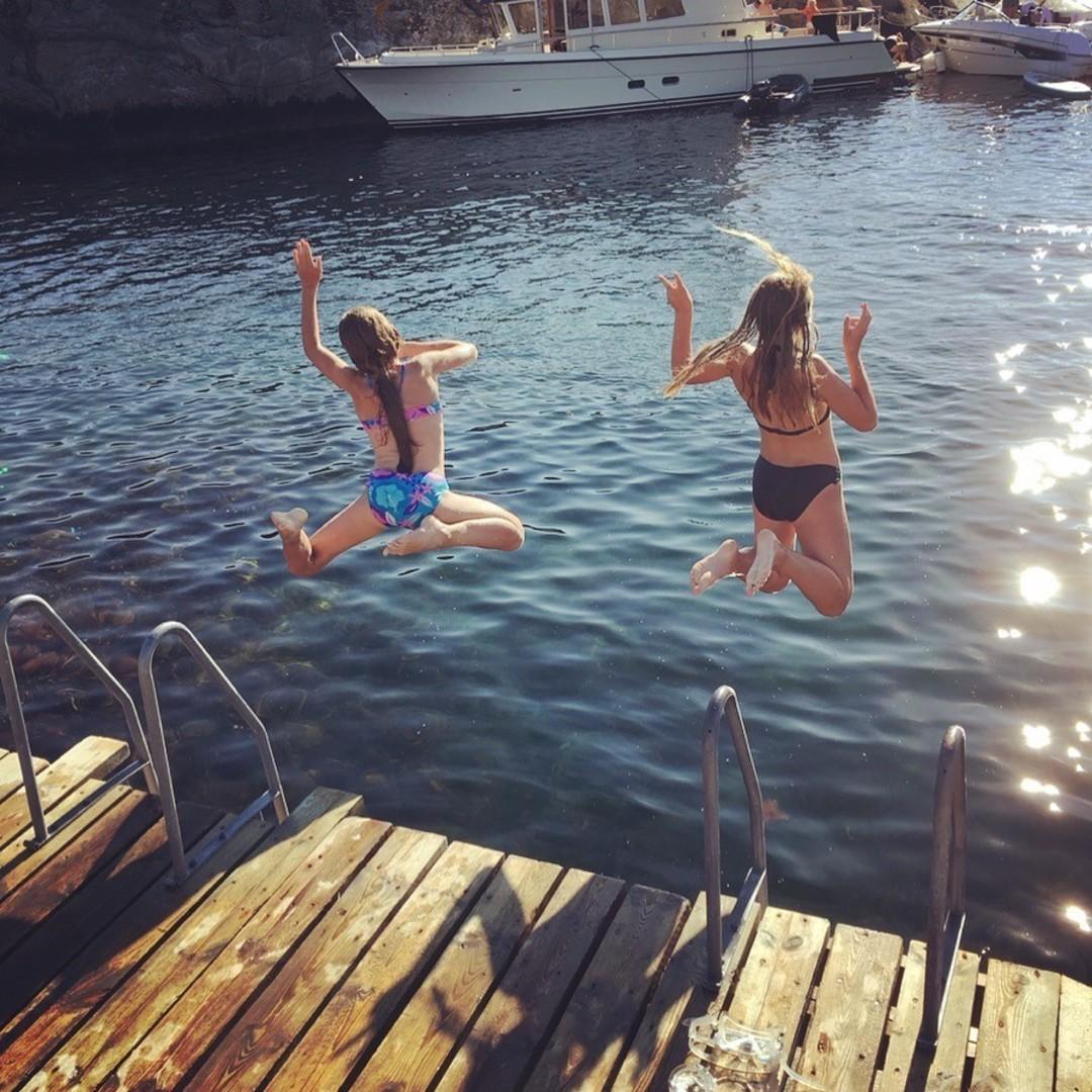 En bild på mina döttrar Elin och Elsa som hoppar från bryggan på Väderöarna.En underbar dag med bad och snorkling i kristallklart vatten.