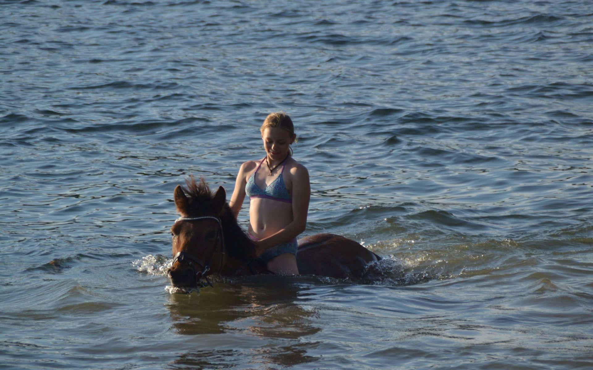 Årets första dopp för ponnyn Indra och ryttaren Savannah i Munkedal. 