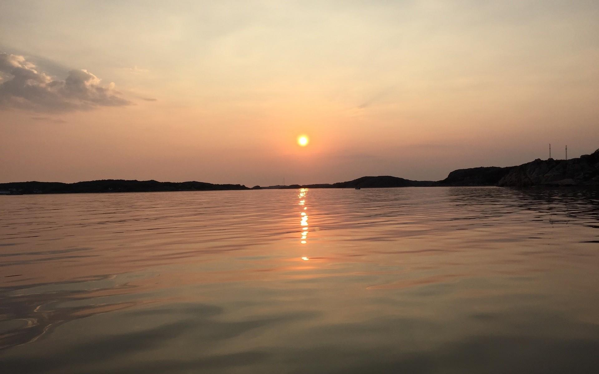 Denna bild är tagen alldeles vid färjan vid Bohusmalmön med motiv solnedgång över Kungshamn Smögen efter en fisketur. En underbar kväll. 