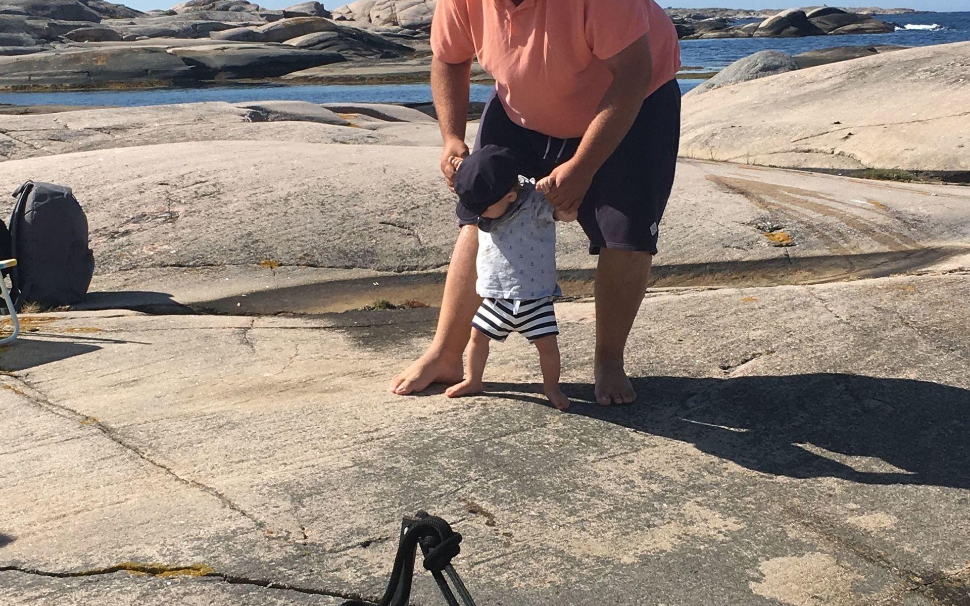 Mitt yngsta barnbarn Leo Jagstedt  lär av sin farbror Tony  hur man gör,vi är ute på &quot;huldas hamn&quot; på ön Saxen utanför Kungshamn  .