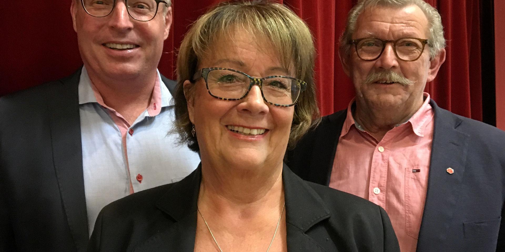 Helene Stranne (M) valdes till ny ordförande i fullmäktige. Bakom henne står förste vice ordföranden Jan Ulvemark (S) och Mikael Andersson (C) som valts till andre vice ordförande. 
