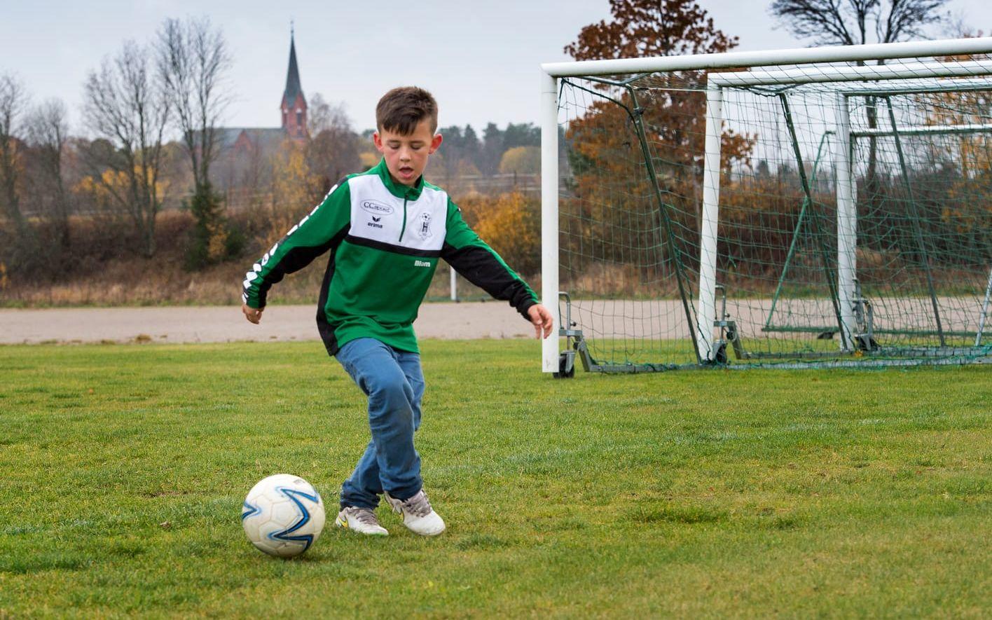 Axel Blom, 8 år, spelar fotboll i Högsäters GF precis som hans mamma Therese Blom också gjort när hon var ung.