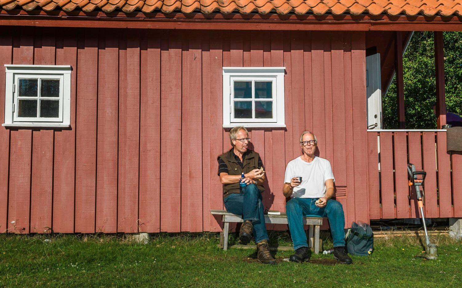 Staffan Olsson och Peder Kinberg njuter av vädret. Foto: Andreas Dahl