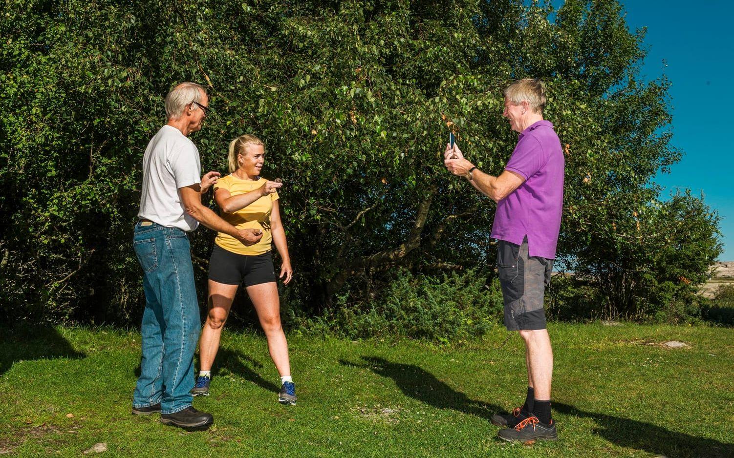 Peder Kinberg instruerar Lisa Landgård, som tillsammans med pappa Göran Eriksson promenerade förbi stationen, i hur man håller en fågel på rätt sätt: runt lårbenen, där den inte är lika ömtålig. Foto: Andreas Dahl