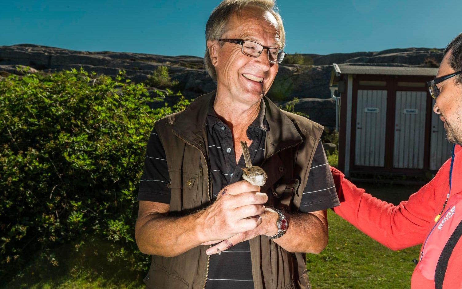 Staffan Olsson tycker om att få närkontakt med fåglarna. Foto: Andreas Dahl