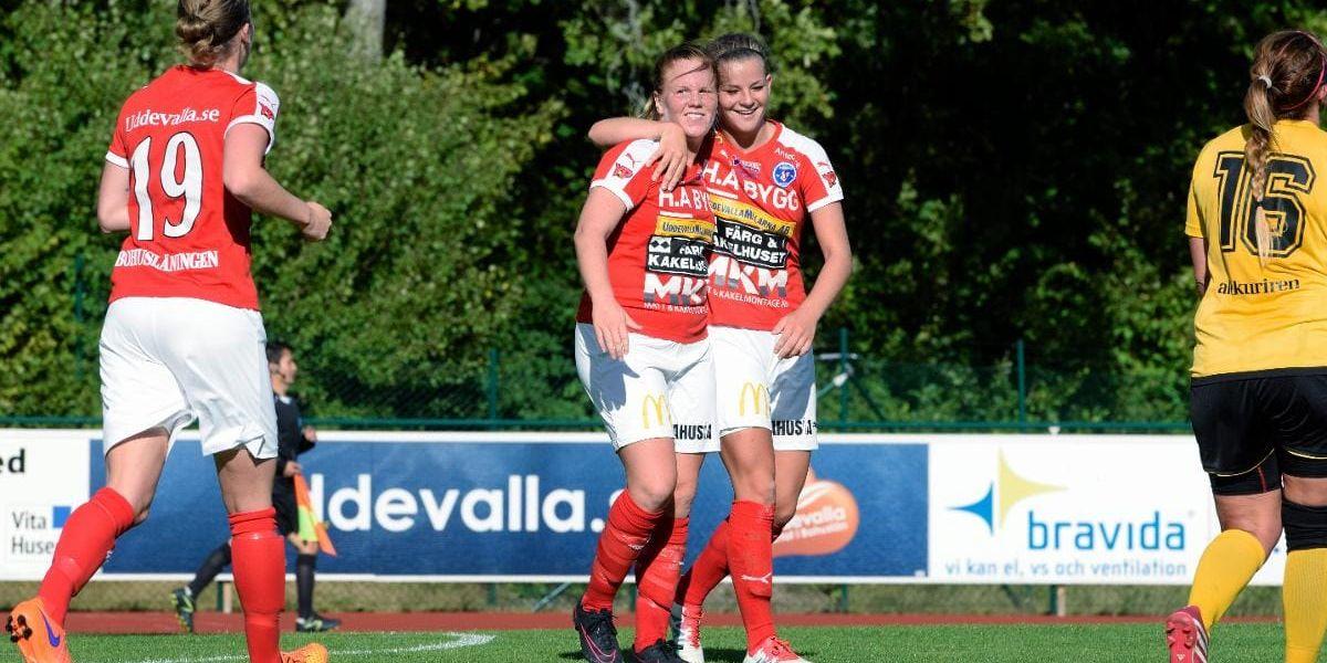 Målgjädje. Emma Karnström gratuleras av Vilma Odengard efter hennes mål i 5–1-segern mot Skepplanda.