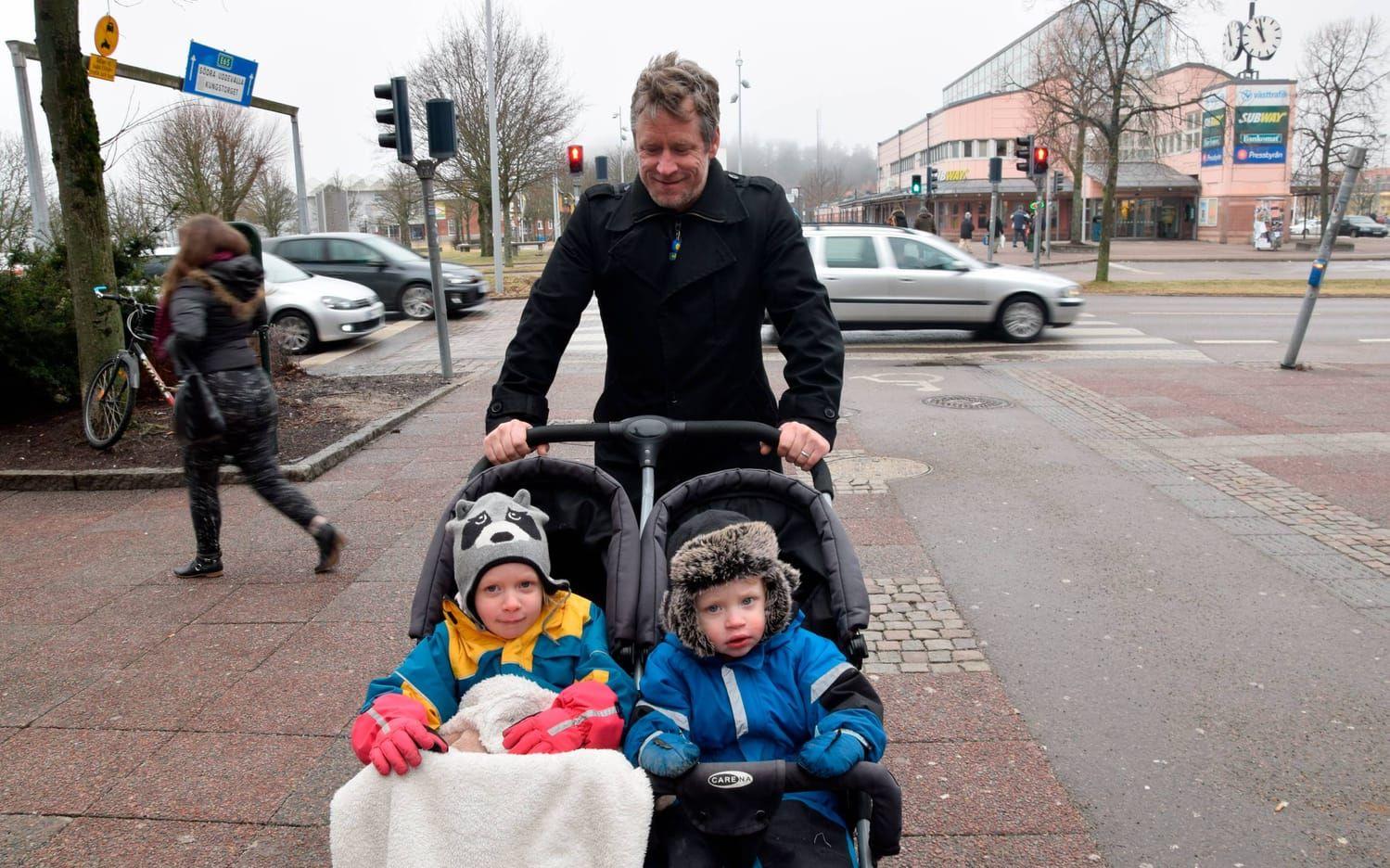 Marc Karlsson tänker ta med barnen Axel och Smilla till biblioteket eller Stellas lekland under sportlovet.