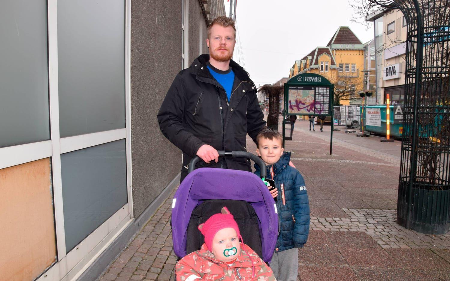 Björn Fredriksson, här med barnen Kian och My, planerar någon kul aktivitet, exempelvis att gå på bio under sportlovet.