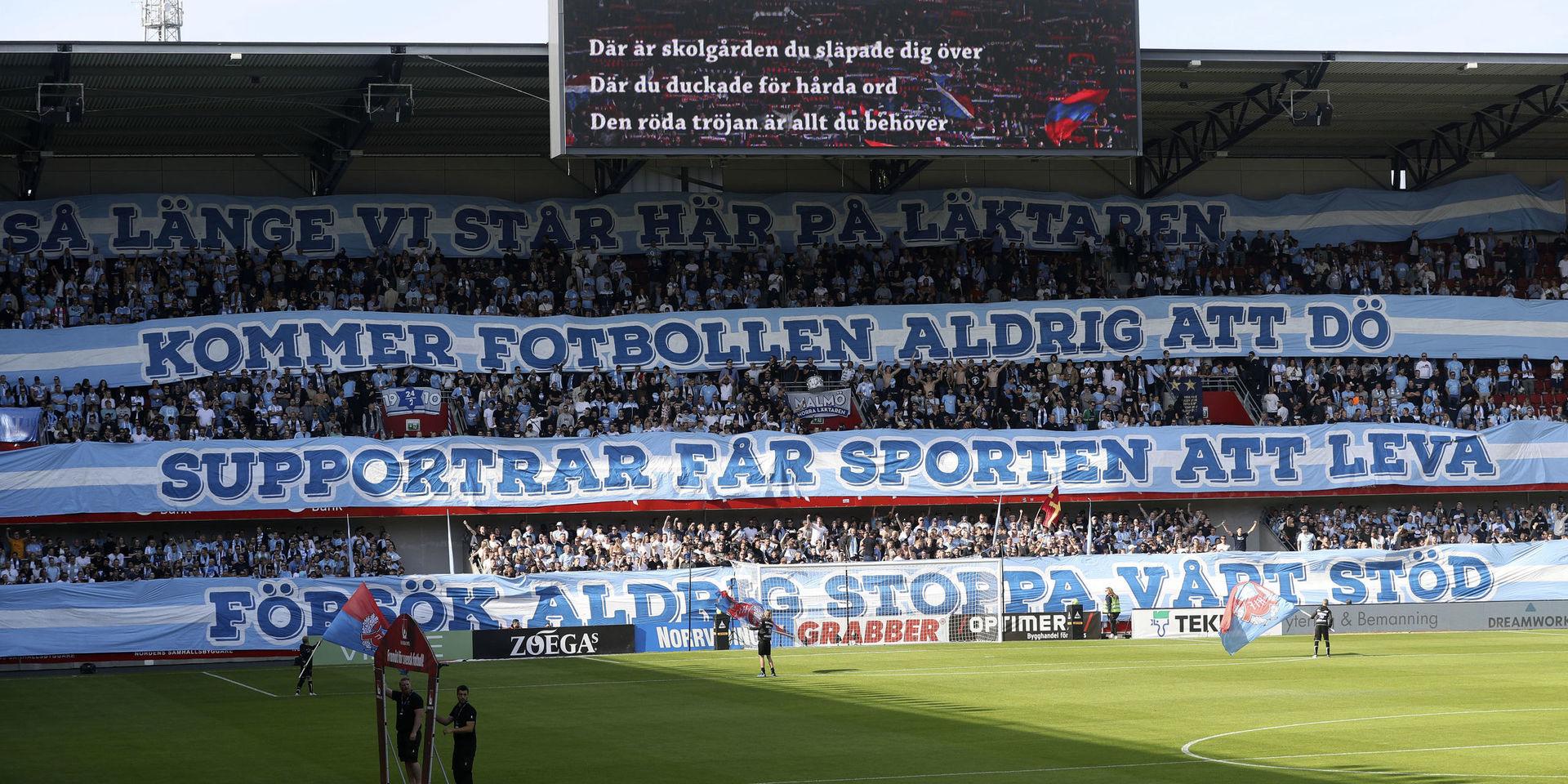 Protesterar. Banderoller riktade mot polisens åtgärder under en match mellan Malmö och Helsingborg i Allsvenskan.
