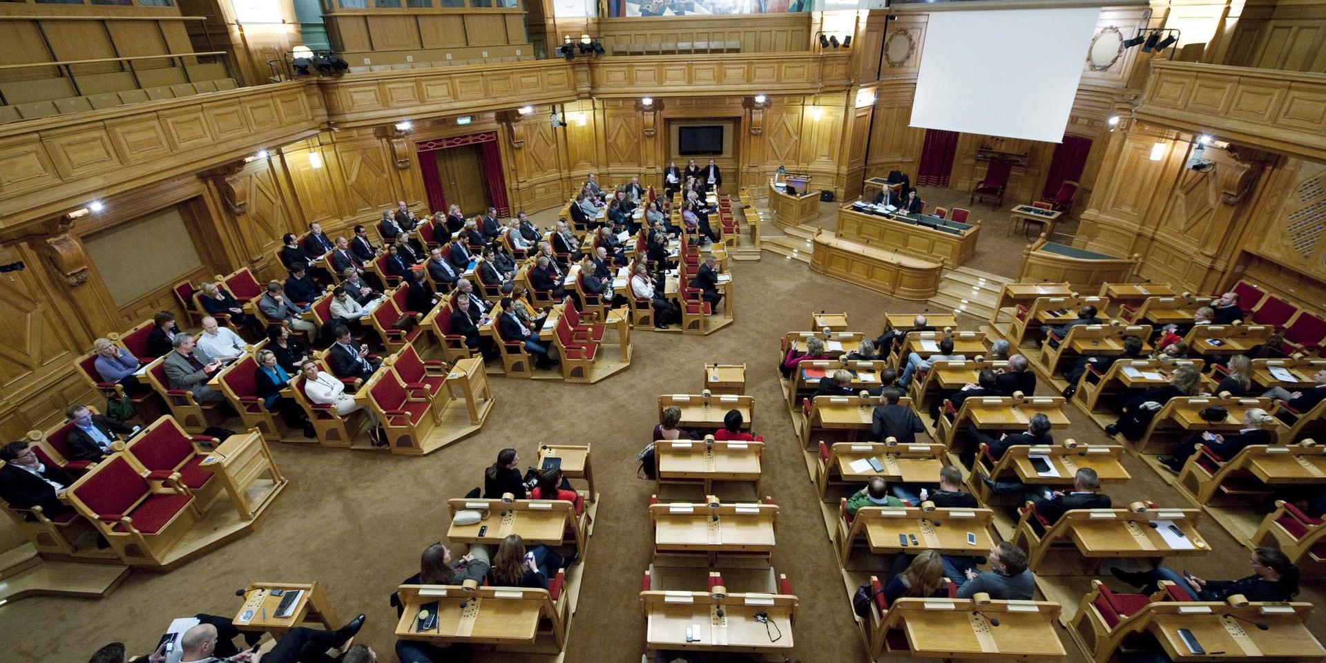 Riksdagens förstakammarsal finns kvar och används för partimöten.