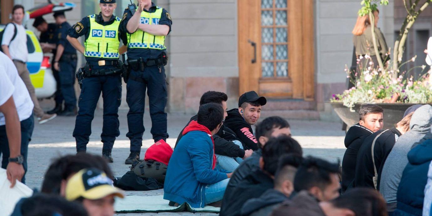 Ensamkommande ungdomar sittstrejkar på Mynttorget. Poliser har varit på plats sedan gårdagens attack.