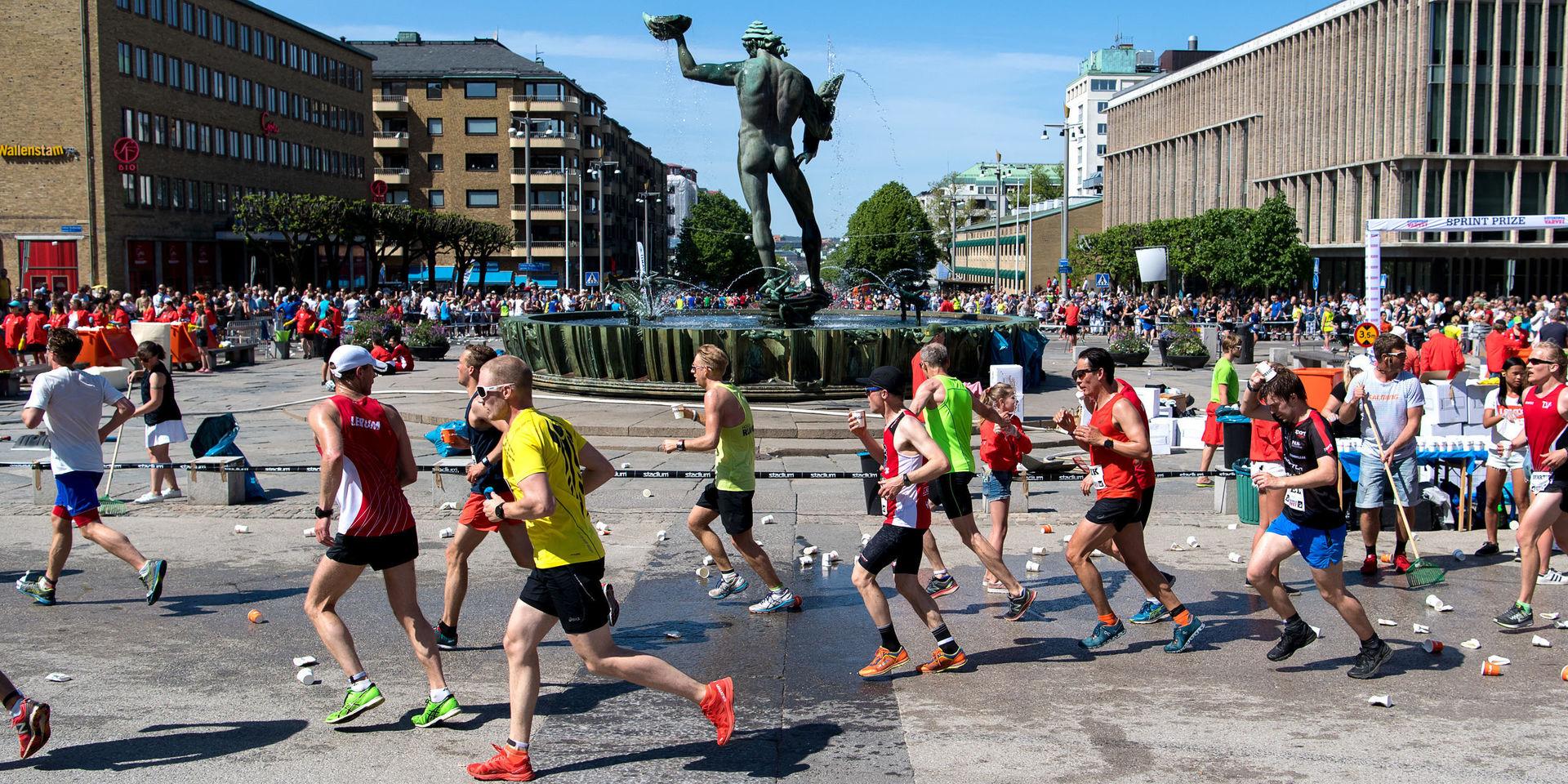 Några av de tusentals löpare som rundar Poseidon vid Götaplatsen.