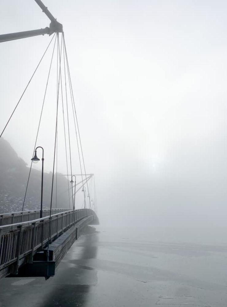 I söndags låg dimman tät vid strandpromenaden i Uddevalla.