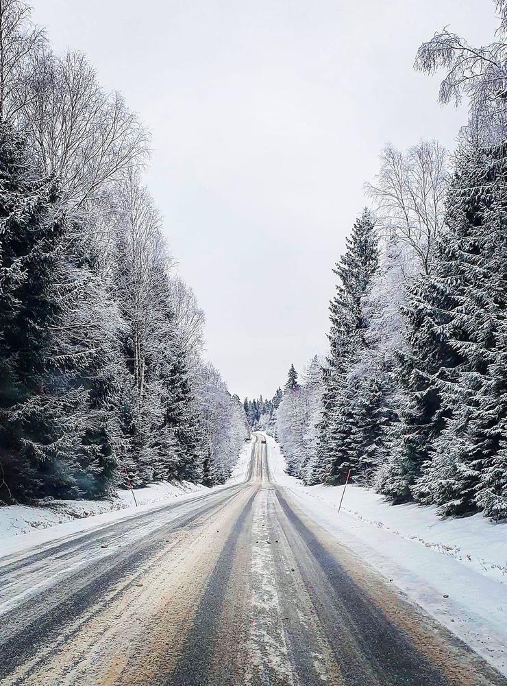 Under torsdagen är vägarna kantade av snö. Så här ser det ut på vägen till Färgelanda.