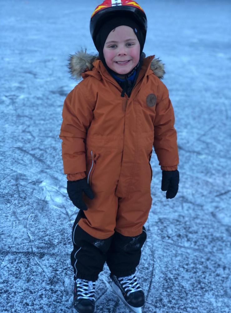Werner 6 år åker skridskor för första gången utomhus på Bjursjön . En fantastiskt vinter söndag.