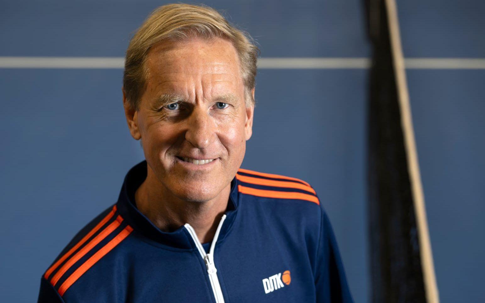 Ulf Rosberg har en bakgrund i finansbranschen, där han lärt känna Christer Gardell. Tillsammans vill de förändra svensk tennis.