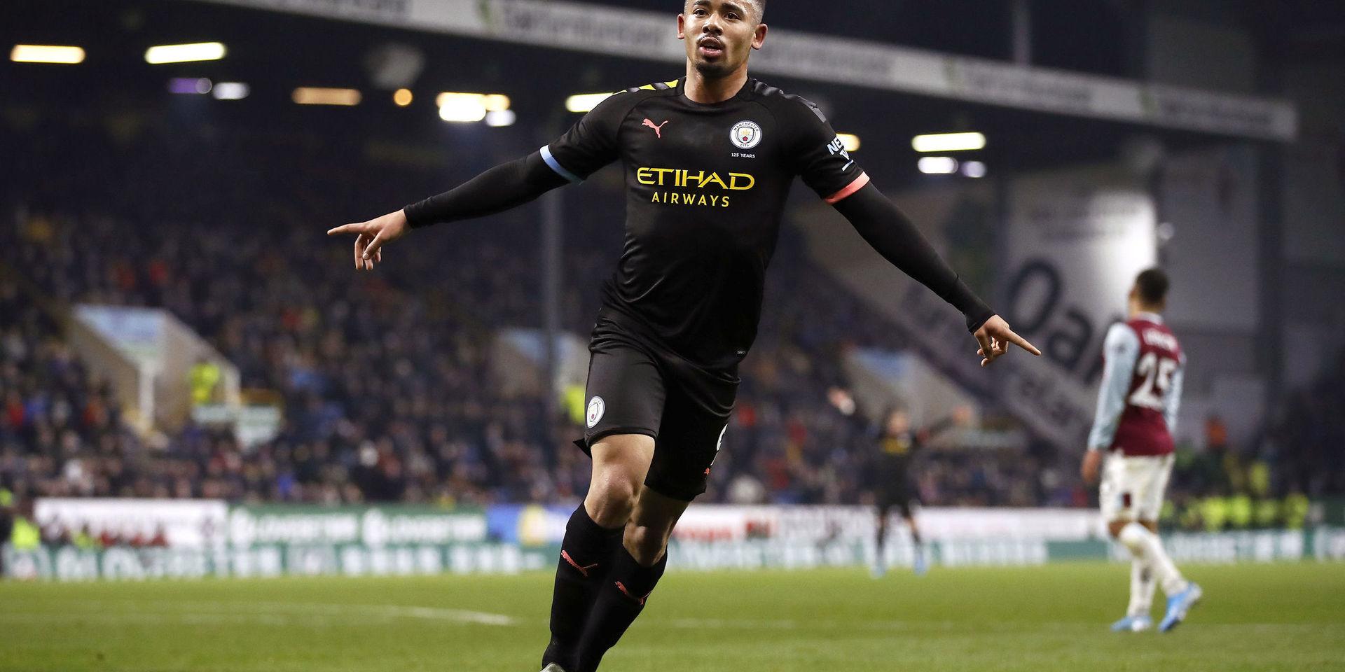 Gabriel Jesus jublar efter att ha gjort 1–0 i Manchester Citys 4–1-seger borta mot Burnley.