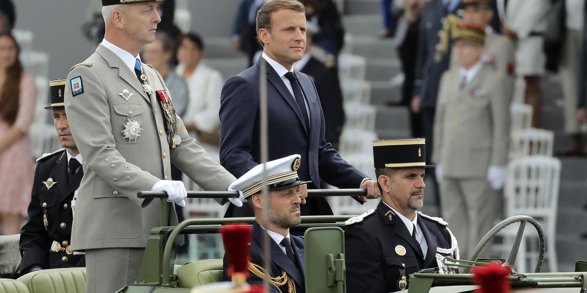 Frankrikes president Emmanuel Macron och militärchefen François Lecointre inspekterar soldaterna inför firandet av nationaldagen. 