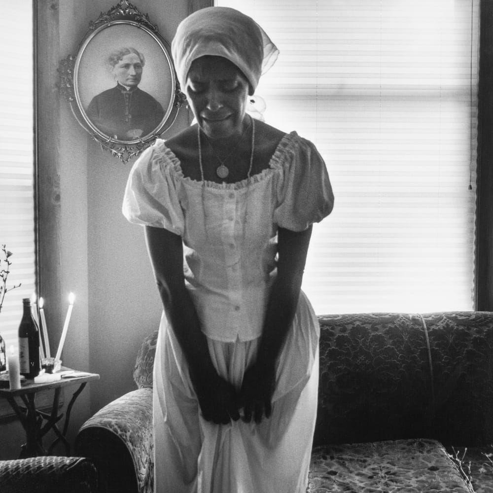 'Woman in white' från serien 'Sea islands' där Carrie Mae Weems undersöker slaveriets smärtsamma historia. Pressbild.