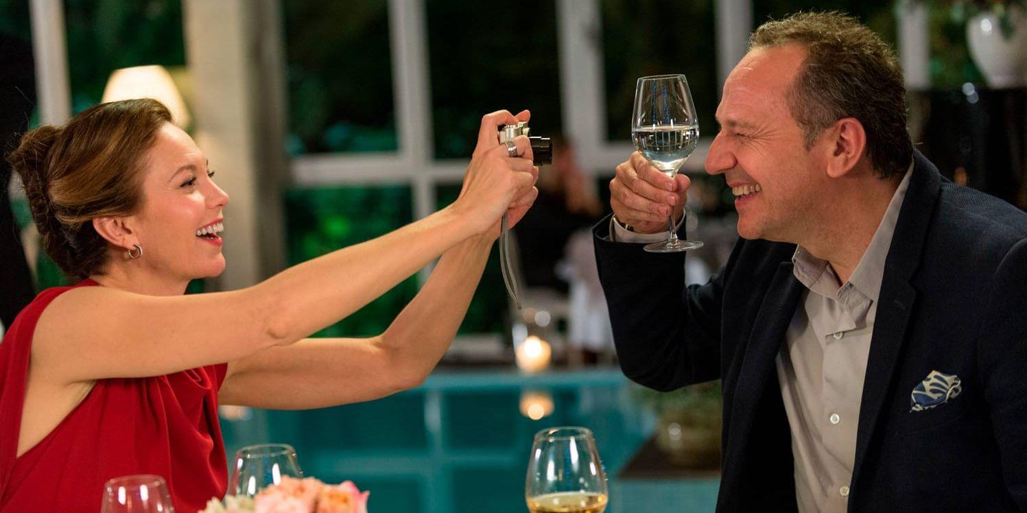Amerikanska Anne (Diane Lane) får en lektion i hur man njuter av livet av fransmannen Jacques (Arnaud Viard). Pressbild.