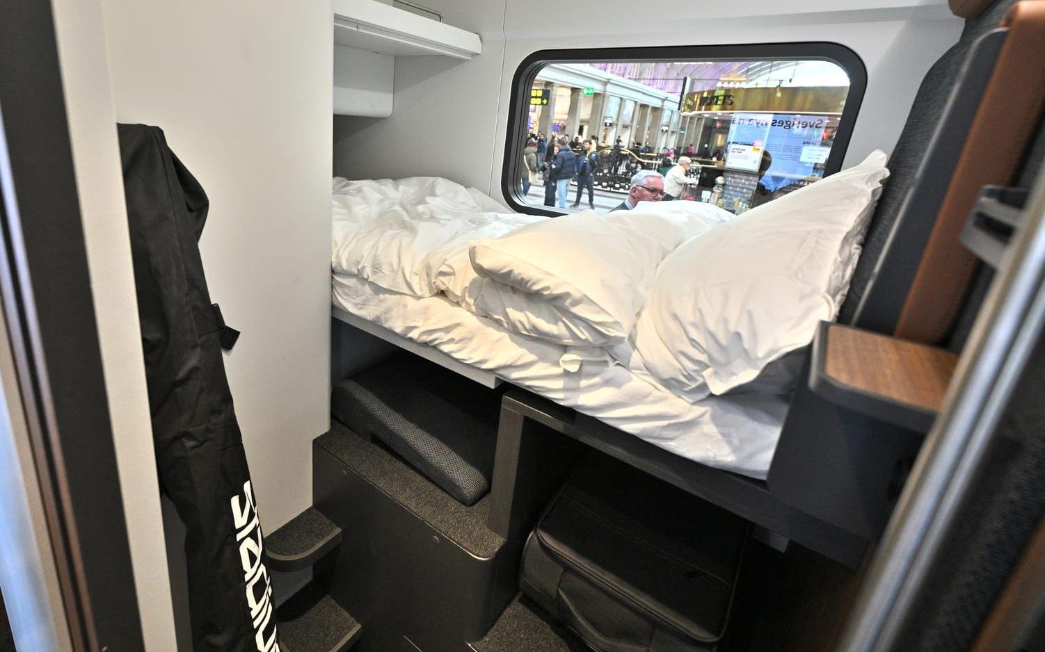 En prototyp av Sveriges nya nattåg visades upp på Stockholm Central när kontraktet med spanska Talgo undertecknades. Ett inslag är små singelkupéer där sittplatsen fälls ut till en säng när det är dags att sova. 