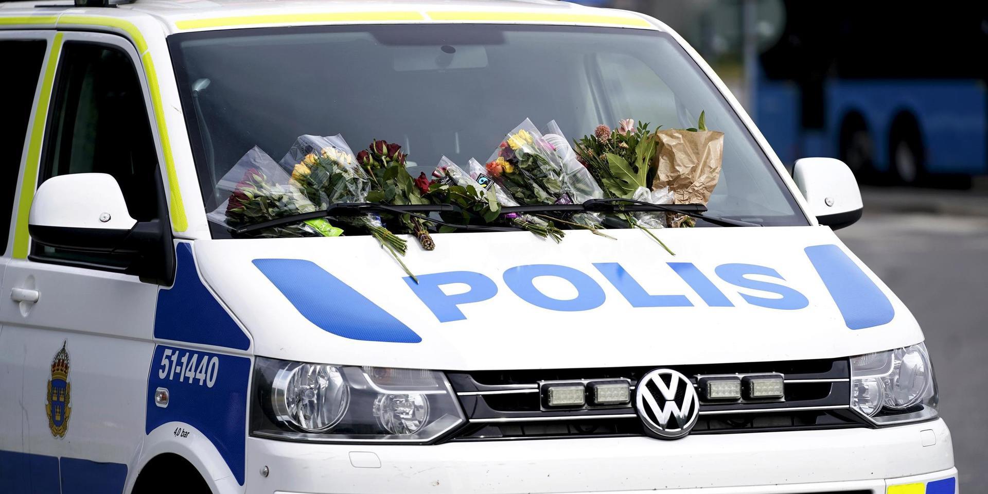 GÖTEBORG 2021-07-01 Blommor på en polisbil i Biskopsgården håller en tyst minut förden  polis sköts tills död i Biskopsgården på Hisingen i Göteborg. . 