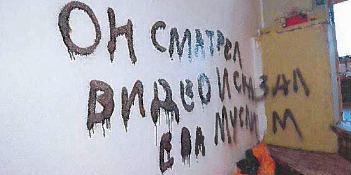 Religiöst motiv. På väggarna i den mördades hem har det skrivits texter med religiösa budskap eller som hänvisar till terrordåden i Paris, varför åklagaren menar att motivet till mordet är religiöst. Bild från polisens förundersökning.