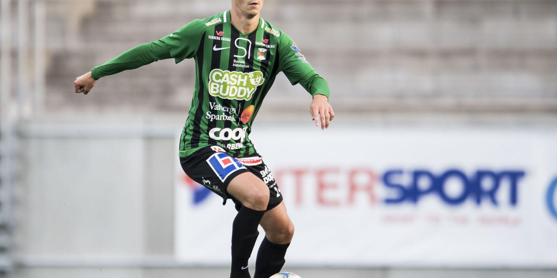Så sent som 2018 spelade Tobias Carlsson för Grebbestad i division 1. 