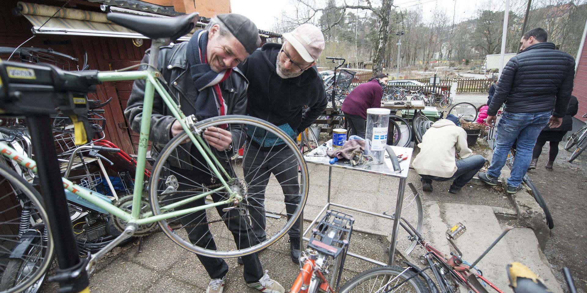 Exempel på delningsekonomi. Thomas Rörby (t v) hjälper Johan Axelsson att laga bromsarna på en gammal fransk cykel av märket Peugeot som Johan köpt för 5 kr på loppis. På Cykelköket i Hagalund, i Solna, kan man mot en mindre medlemsavgift få tillgång till reservdelar och verktyg för att laga sin cykel.