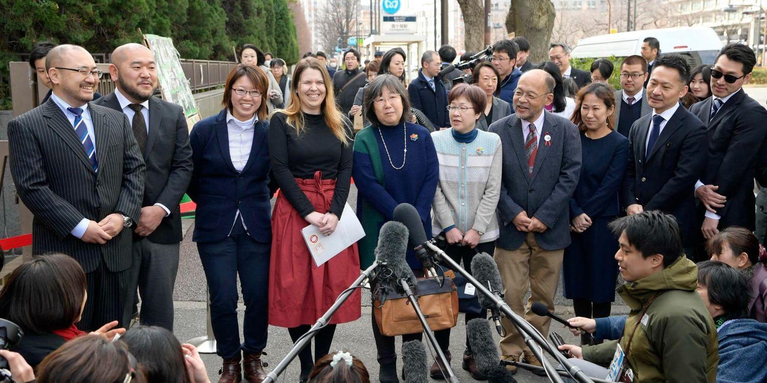 13 samkönade par stämmer Japan på alla hjärtans dag för rätten att gifta sig.